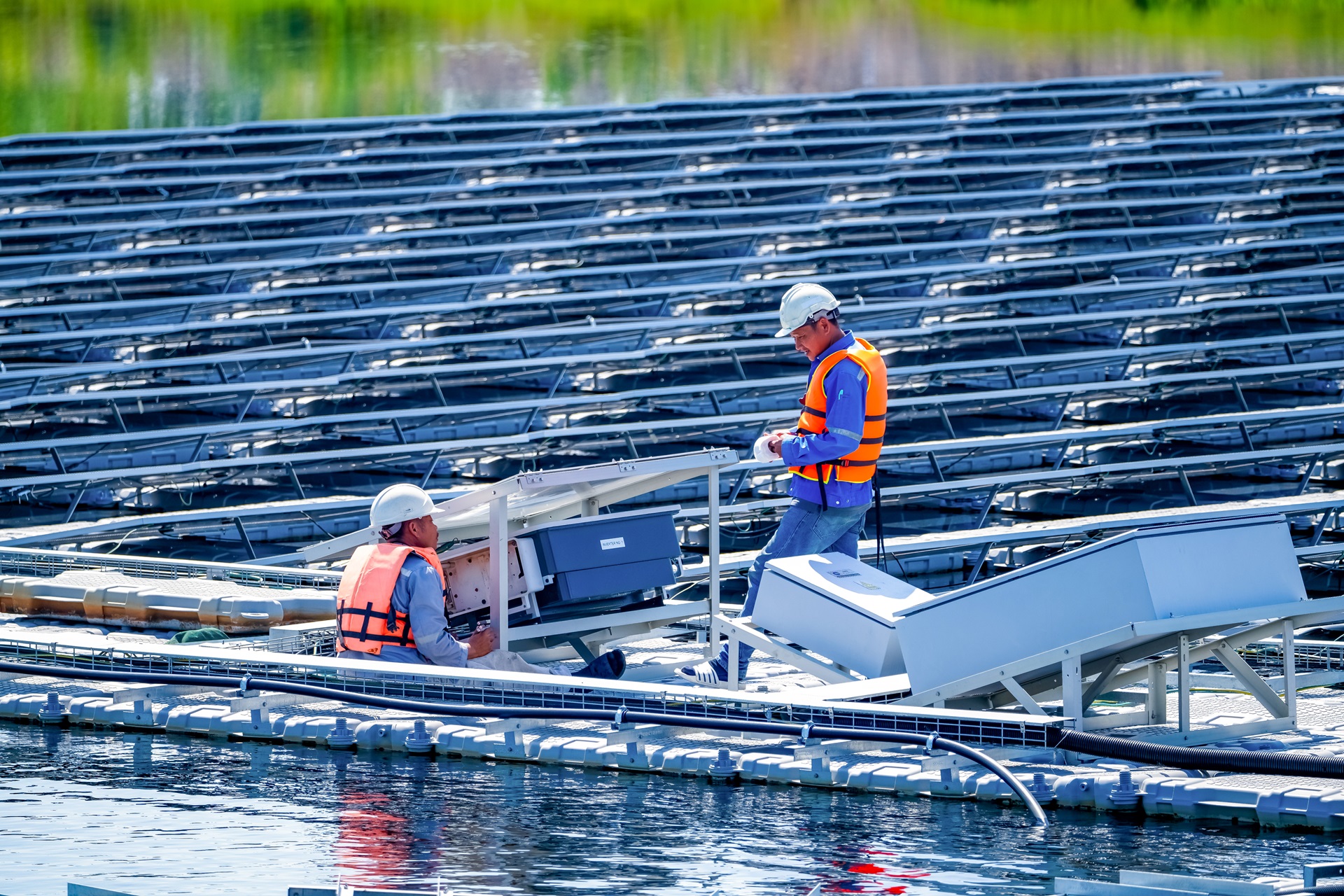 The Ultimate Guide to Solar Batteries: Types, Benefits, and Installation Tips for Homes and Businesses