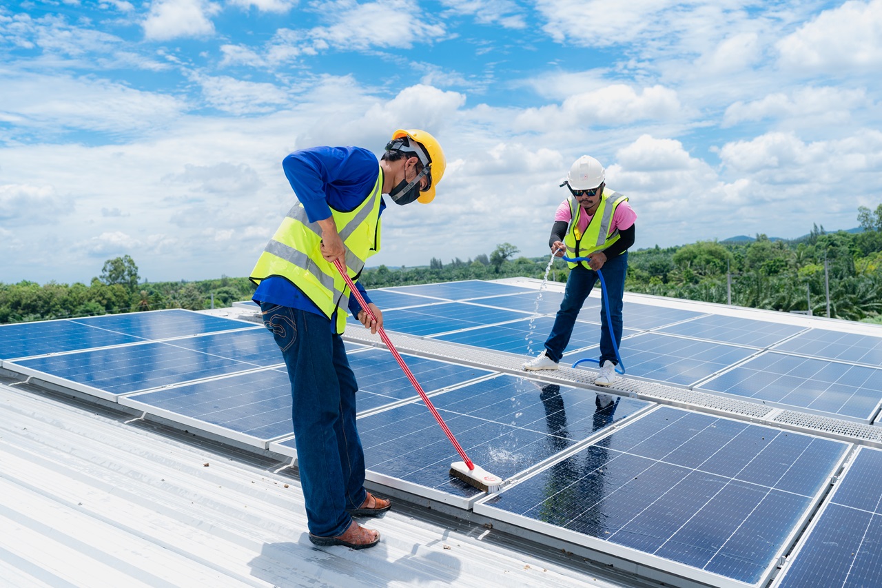 Expert Tips & Insights on Solar Panel Maintenance for Peak Performance & Prolonged Lifespan